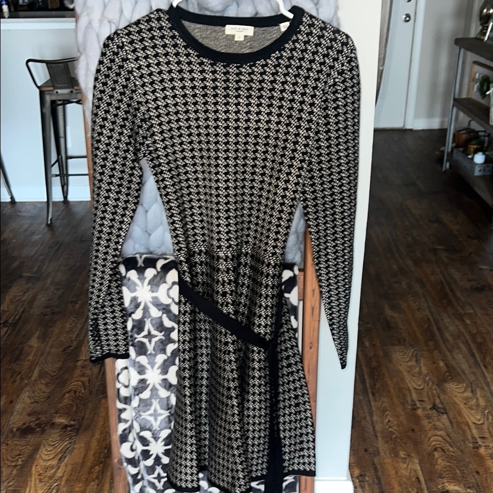 Max Studio Black and Cream Long Sleeve Dress